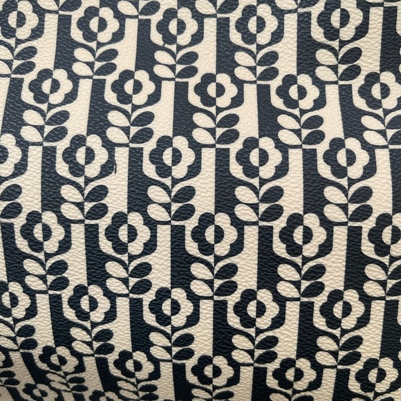 Orla Kiely Printed Pebble Grain Shoulder Bag Gondola Stem in a Vase - Picture 9 of 11